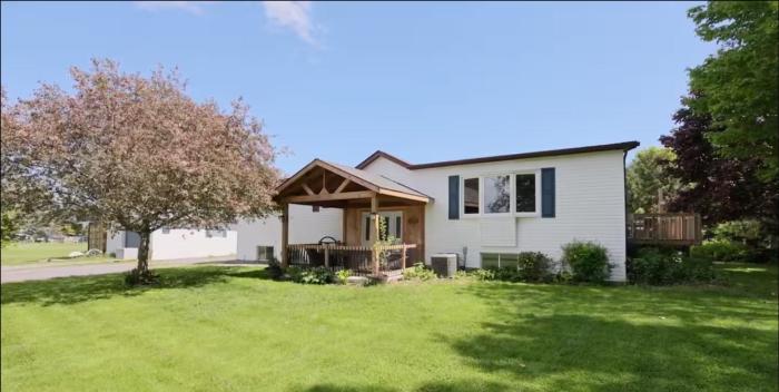 Private Hay Bay Waterfront Napanee with Pool and Dock