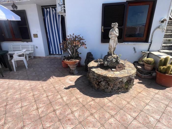 Intera casa con giardino, vista mare e montagna