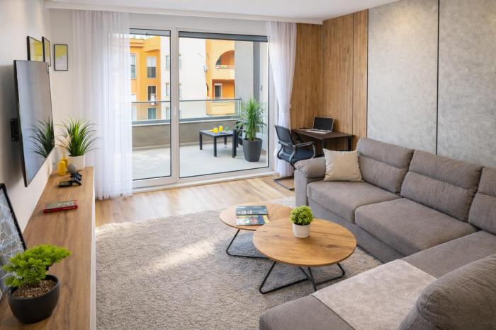 Central Apt with Free Parking, Balcony & Walk to Center