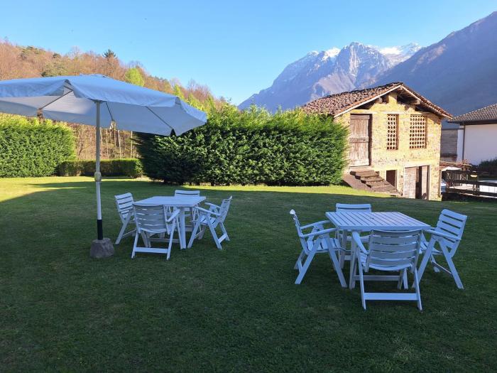 CASA PIER Tra montagne e lago con giardino e parcheggio