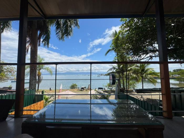 Habitación con vista al mar sobre una cafetería más desayuno