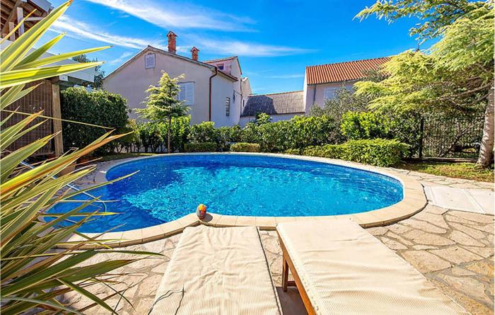 Gorgeous Apartment In Banjol With Wifi