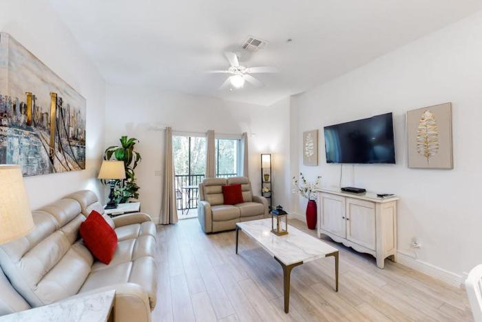 2nd floor condo w tennis court restaurant balcony near theme parks sauna