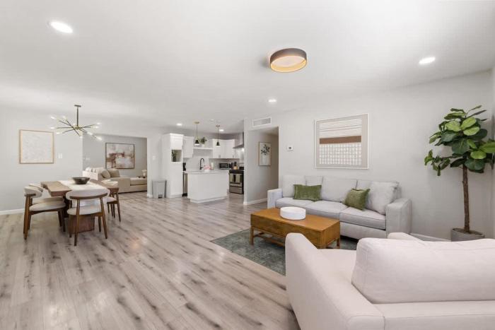 Stylish 3BR 2 Living Areas 10 Min to Airport