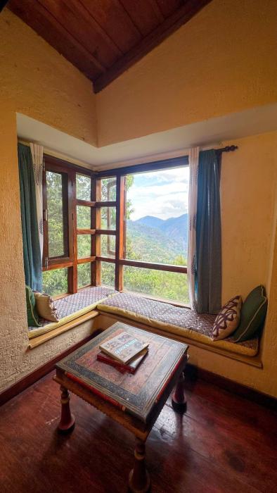 Song of the Cicadas by Levitate - Cosy Double Bedroom Cottage Valley View & Private Kitchen