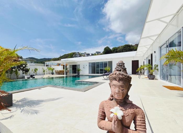 Luxury Villa with Unique Glass Pool 5BR 10 Guests