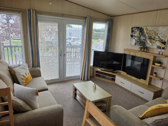 8 birth Diamond rated Caravan, en-suite, with decking at Parkdean resorts, Southview holiday park