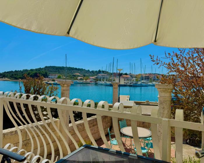 Seafront apartment with amazing view