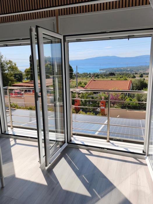 Sunny House Loutraki is a modern loft studio with views of the bay and mountains on the top floor with a separate entrance and private parking
