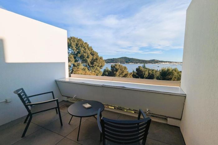 Bright studio with pool and sea view