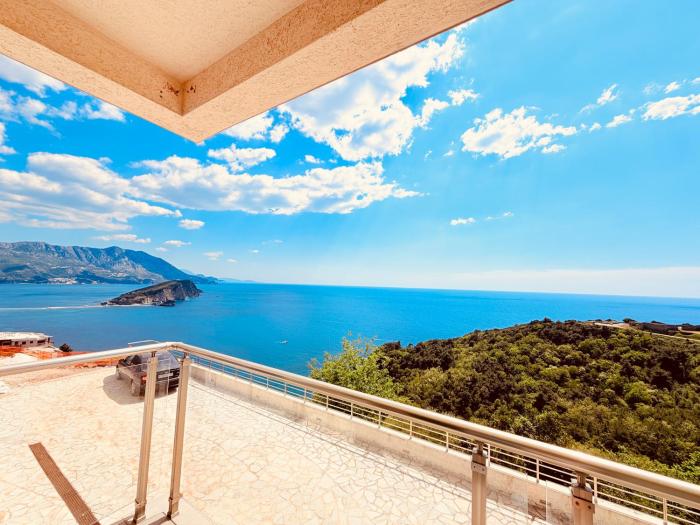 Hillside Apartment with Sea View