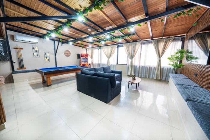 6 bedroom penthouse with pool table- 1 block from Lleras park p4