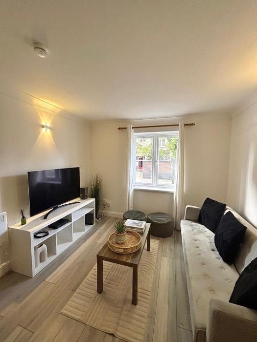 Modern 2BR House Near Excel Fast WiFi