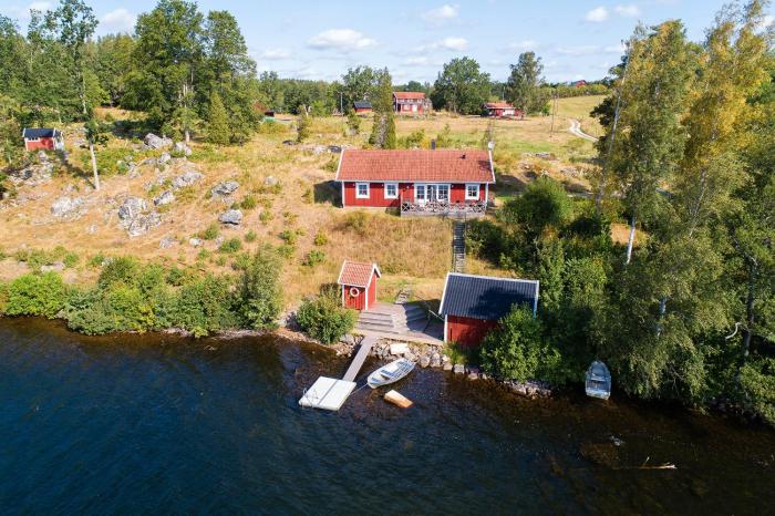Secluded, private jetty, facing south, on the lake
