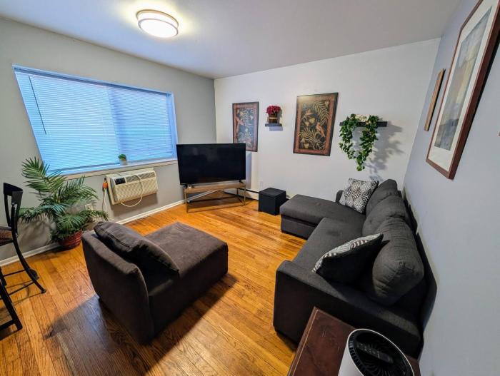 Bright 1 BR in Amazing Location