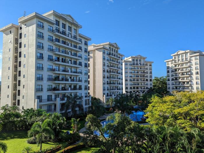 Luxurious Condo, 5min walk to beach, Amazing pool