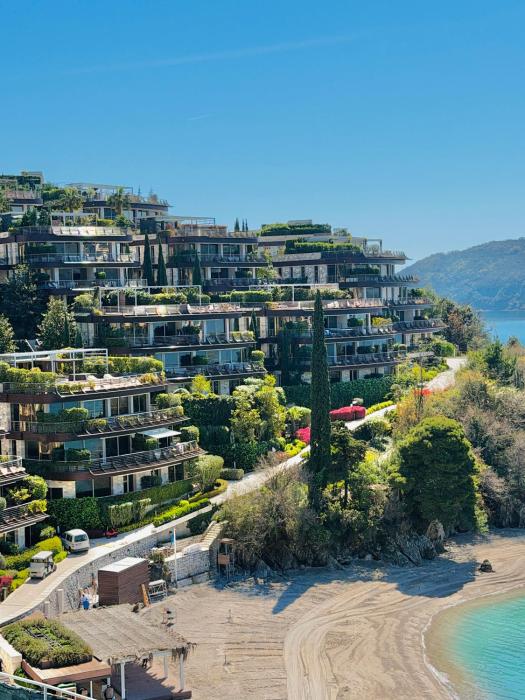 Two-bedroom luxury apartment 2 mins to the sea