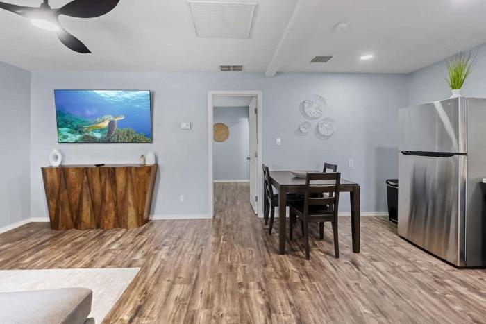 Cozy Coastal-Inspired Stay 1 Bed 1 Bath King Bed
