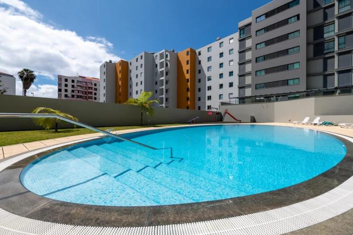 Nomad Horizon Spacious Apartment with Pool & Gym