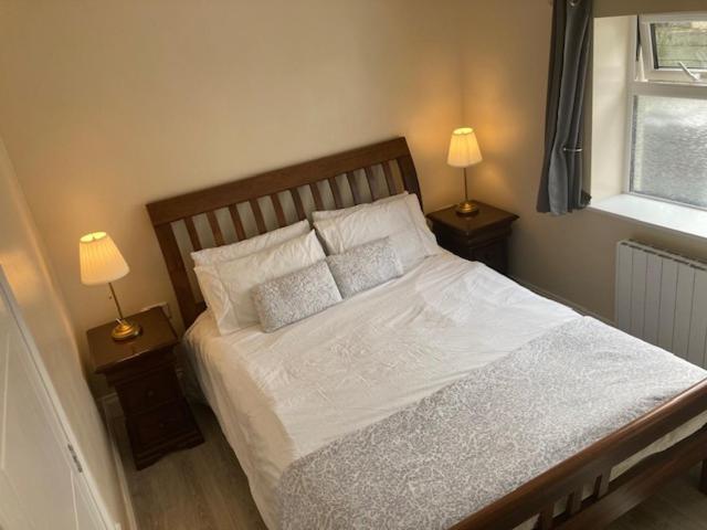 MeadowView Apartment B - 2 mins walk to Carrigaline town, sleeps 4