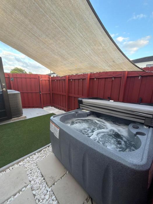 Relaxing Retreat Private Jacuzzi Patio Sleeps 12