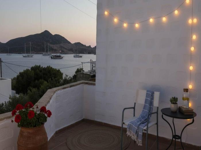 Stay Near the Waves in Grikos