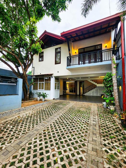 Lake side villa battaramulla