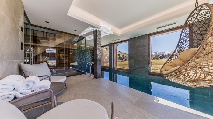 Luxury chalet - fireplace heated pool & sauna