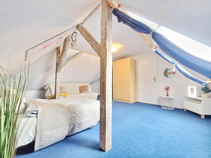 Träumen über den Dächern Wismars, Dachbodenapartment