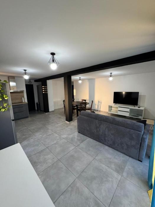 Appartement à Cuxac dAude proche Narbonne avec 2 chambres, 6 couchages, lit bébé jardin et parking