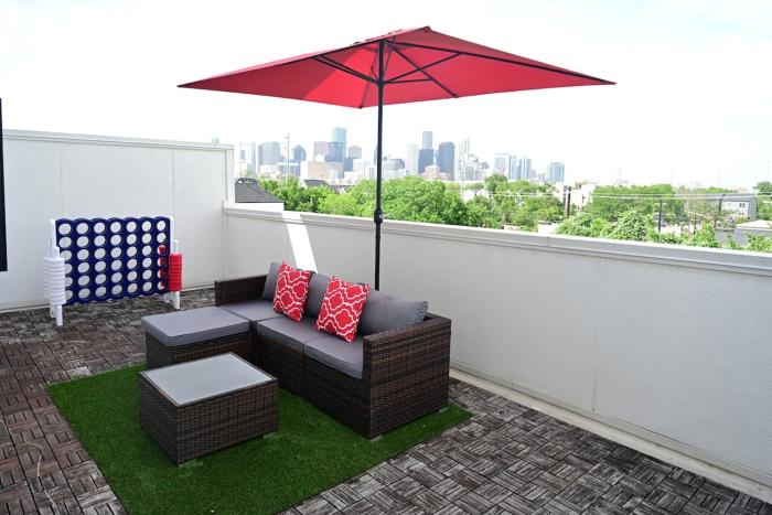 Luxury Stay with Rooftop City Skyline Views