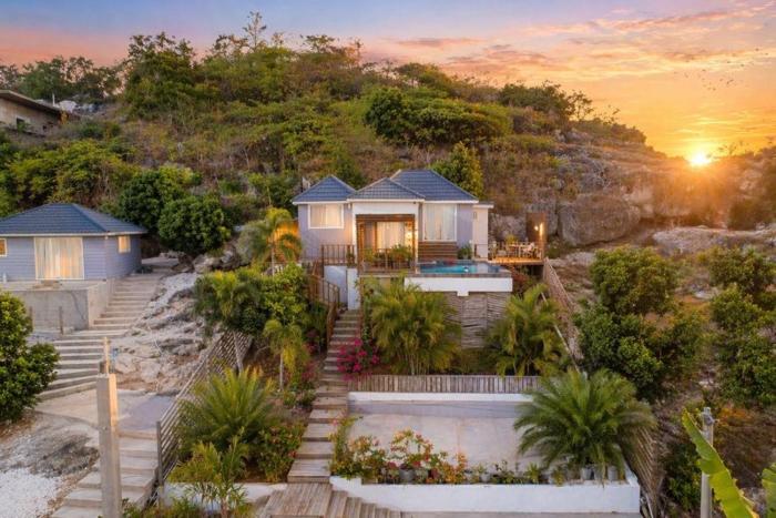 Beautiful 3 Bedroom Villa with Swimming Pool Treasure Beach