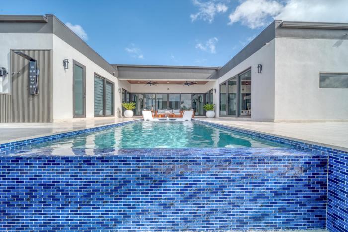 Cozy Modern Villa - Heated Pool & Spa - BBQ - Water View