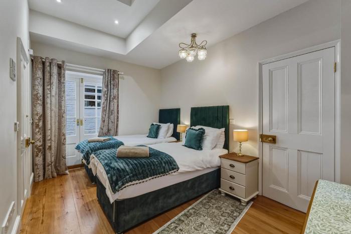 Large 4-Bedroom Home Parking 5 min walk centre