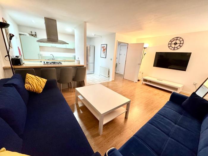 2 Bed, 2 Bath, Ground Floor Whole Apartment with Parking, Near Central London & Stratford, Close to Station, Zone 2