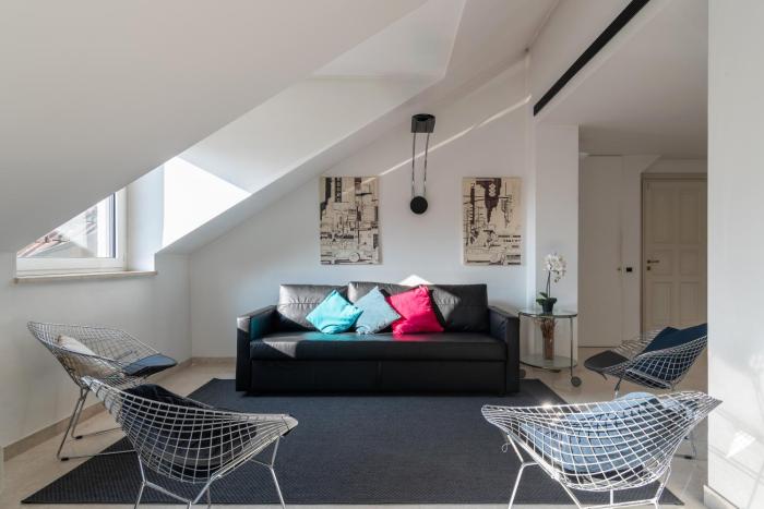 Spacious Liberty Villa Apt - Top floor