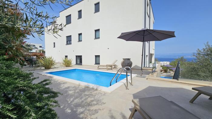 Luxury apartment Malinska sky with private pool