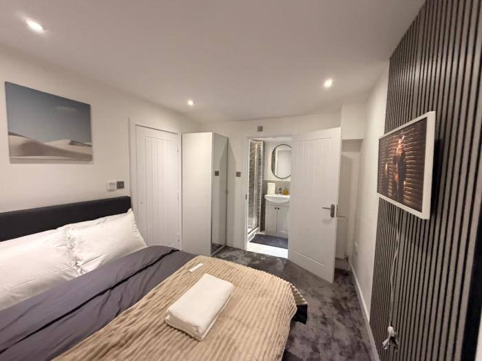 Luxury Rooms - Pick a Room - Free Parking & Kitchen Access, Near Etihad Stadium, The Coop Live & Piccadilly Station, Manchester