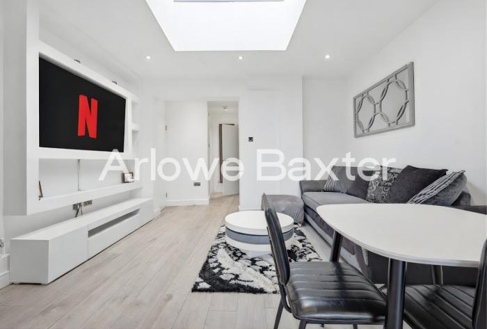 Bright & Spacious 4BR Home in Dagenham, Sleeps 5