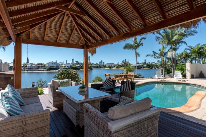 Tropical Waterfront Family Entertainer Pet friendl