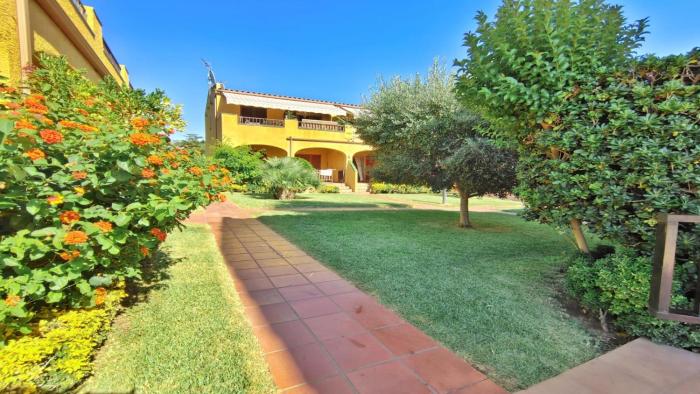 VACAY LEscala, Apartamento Tropicana, con piscina y cerca de la playa