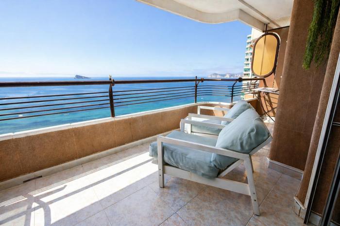 Apartamento en Primera Línea con Vistas y Piscina