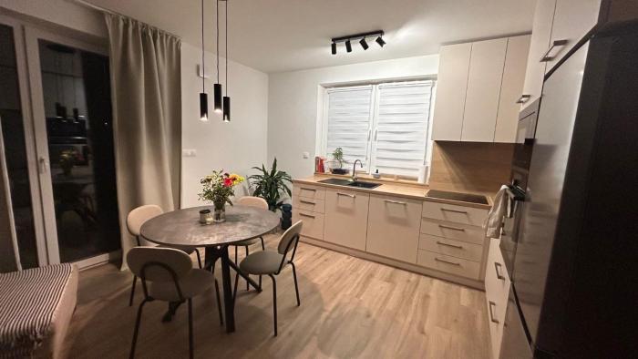 Moderný dom s kuchyňou, záhradou a parkovaním