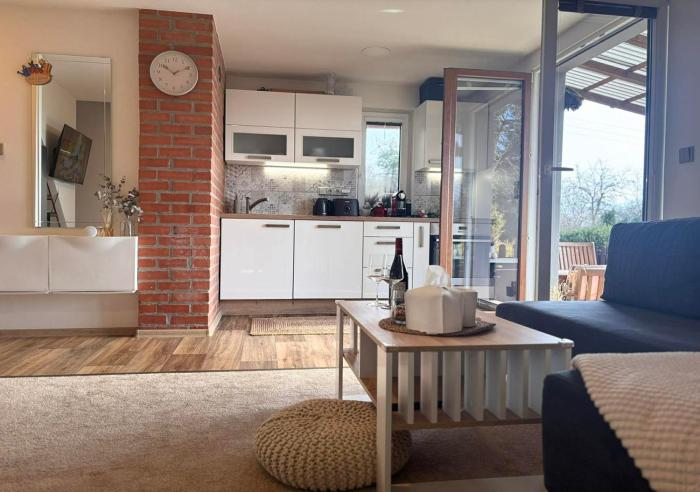 Domek u Prahy se zahradou, krbem & bazénem -------Cottage near Prague with garden, fireplace & pool