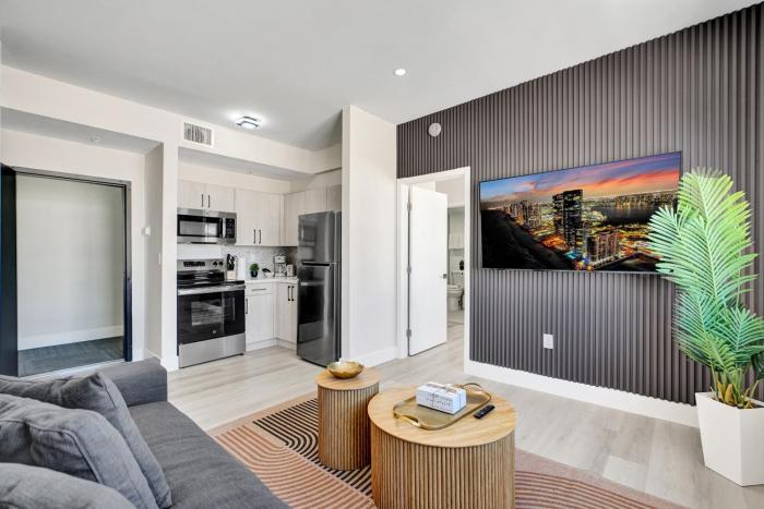 Spacious South Beach Gem Steps to the Beach 402