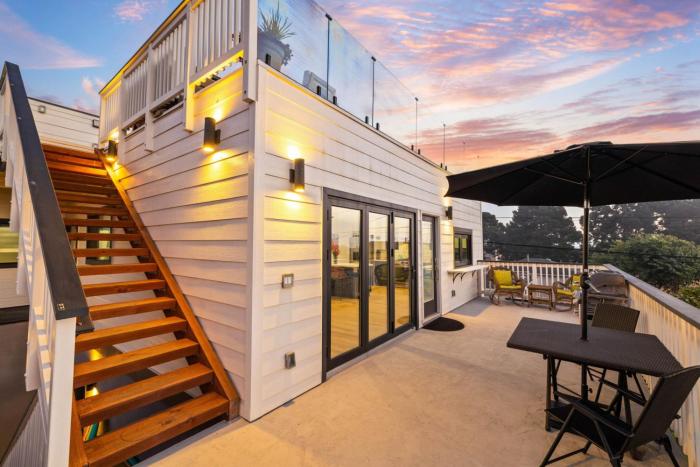 Brand New, Ocean and City Views, 2 Decks, AC, Parking
