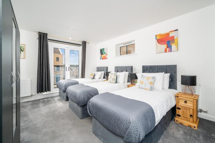 Stunning Six Bedroom House with Garden, Balcony & Free Parking in Dartford Near Bluewater, and Easy Access to London