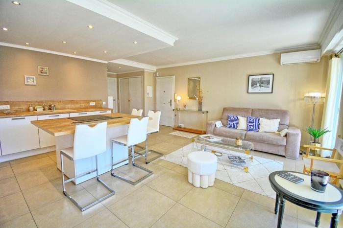 Luxury Apartment, Private Garden Sea within Walking Distance Parking