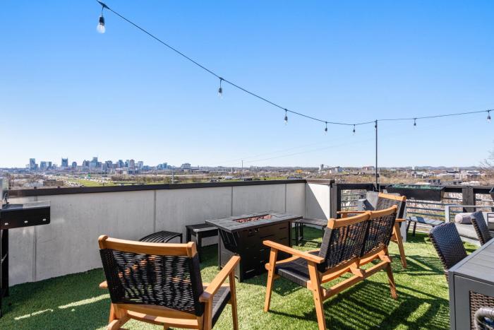 8min to Downtown with Rooftop Golf Grill and Firepit