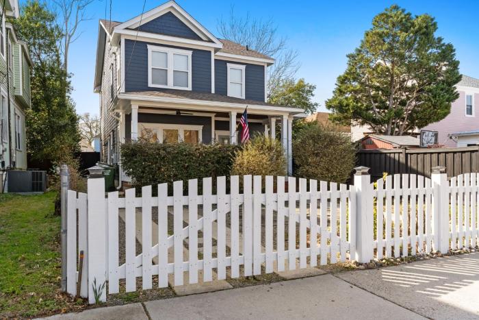 Downtown Wilmington Walk to Riverwalk & Live Oak Villa